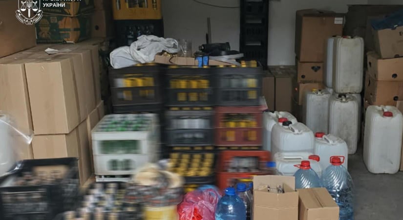 Közel 50 tonna alkohol és hamis zárjegyek: nagyszabású illegális szeszgyártó üzemet lepleztek le Kárpátalján
