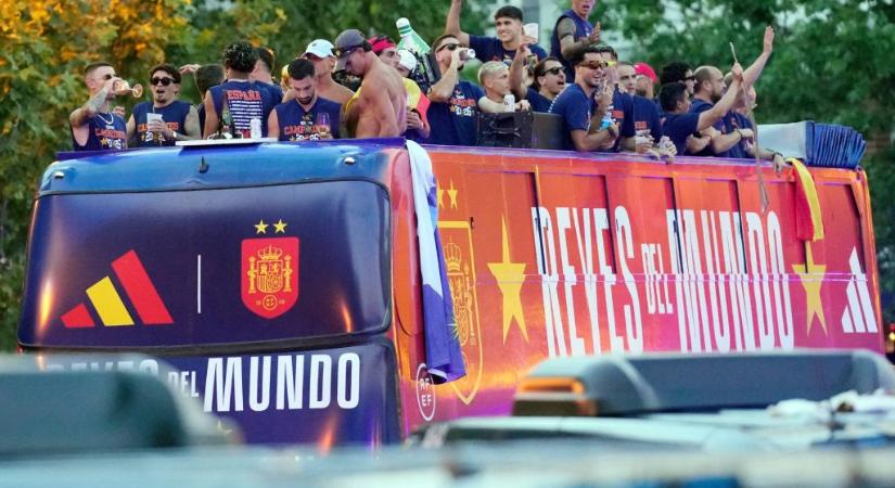 Hömpölygő emberáradat, kétmillió rajongó várta otthon a világbajnokot
