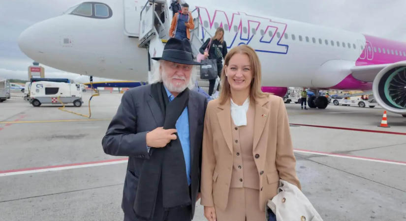 Forsthoffer Ágnes Krasznahorkai Lászlóval és a női kosárválogatottal repült haza Berlinből