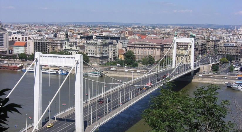 Megbénul az Erzsébet híd, 8 hétig tart a káosz