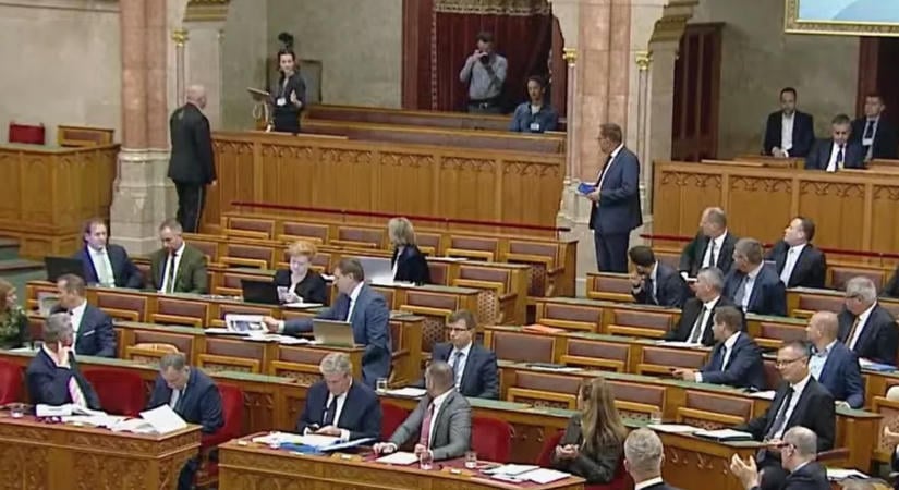 Botrány a parlamentben: Hallerné a teremőrrel vitette ki az ülésről Gulyás Virágot
