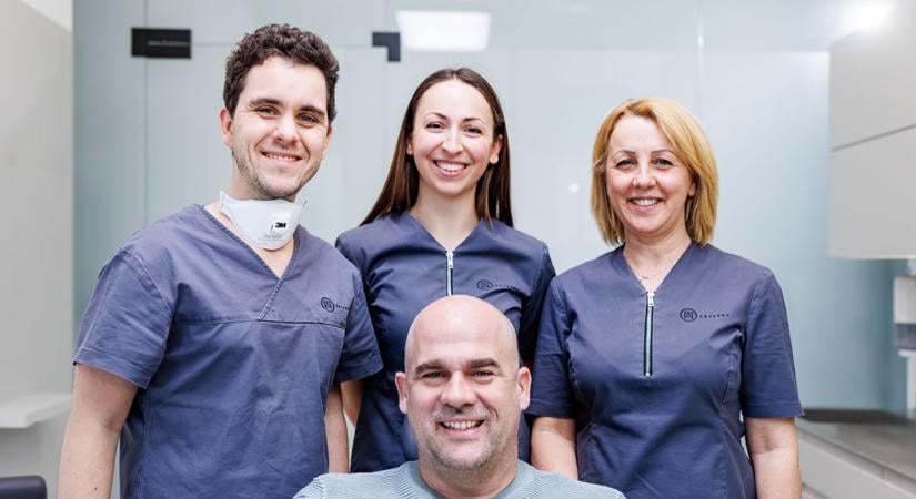 Implantátum és híd egy kezelési tervben: ki dönti el, melyik foghoz mi kell?