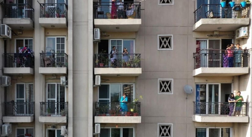 A szomszéd cigifüstje miatt háborognak: betilthatják, hogy dohányozz a saját erkélyeden?