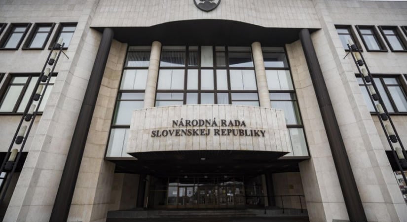 A GDP közel öt százalékának megfelelő deficittel fogadta el a költségvetést a parlament