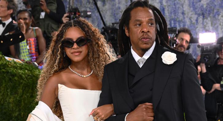 Blue Ivy meglepetésvendégként mutatta meg Jay-Z koncertjén, hogy nem csak a tánchoz, de a zenéléshez is nagyon ért