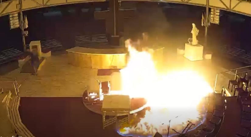 Videón, ahogy felgyújtották a szabadtéri oltárt Medjugorjében