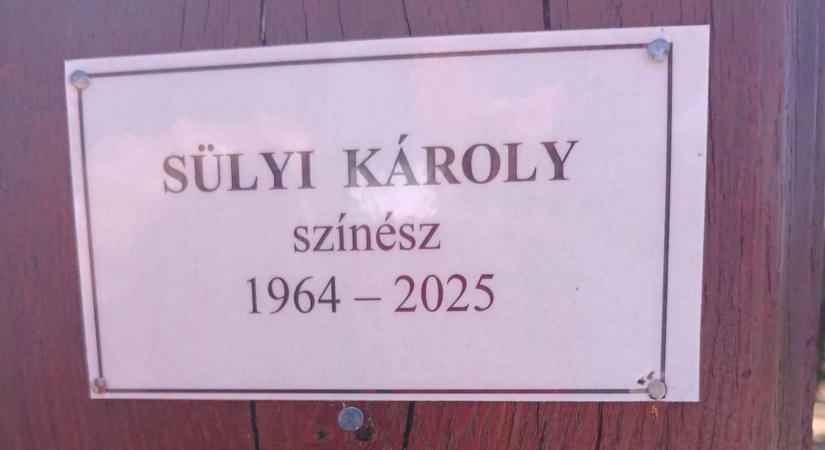 Emléktábla őrzi a szolnoki születésű énekes emlékét Bogácson