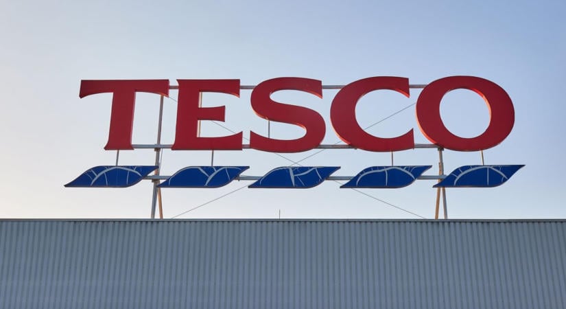 Meglepő döntést hozott a Tesco: ez minden saját márkás terméket érint