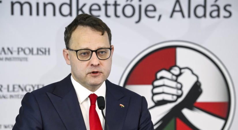 A Fidesz lényegében megerősítette, hogy a nemzetközi körözés alatt álló lengyel politikus miatt tartottak házkutatást az Alapjogokért Központnál