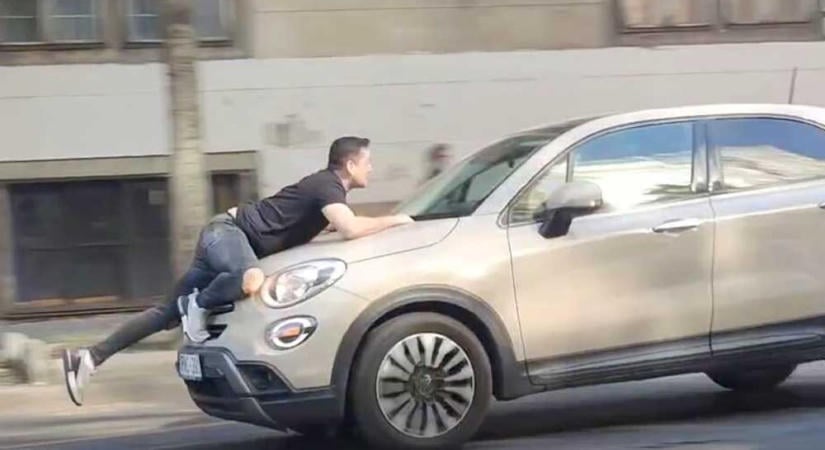 Új fejlemény: Három év börtönt is kaphat az a női sofőr, aki egy koccanás után elvesztette a fejét és a motorháztetőbe kapaszkodó taxissal hajtott az Üllői úton