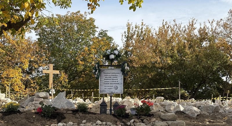 Új leletek kerültek elő, emlékkeresztet állítottak a tiszaörvényi Templom-dombon