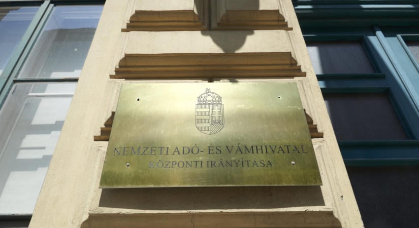 Váratlanul felmentették a NAV egyik vezetőjét, nagy port kavaró ügy állhat a háttérben