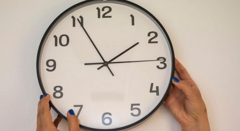 Egy órával többet alhatunk: hétvégén érkezik a téli időszámítás