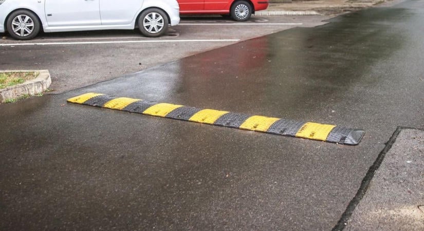 Ezt jobb, ha tudja! Új sebességcsökkentő bordákat szereltek fel az egyik nyíregyházi utcában