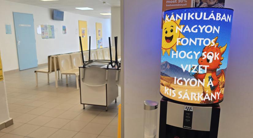 12 vízadagolóval segíti a Heim Pál Gyermekkórház betegeit az AquaStatio a rendkívüli hőségben