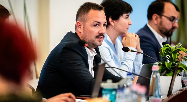 Újabb céghálózatot sejtenek az óbudai korrupciós ügy mögött, a Városháza szerződései is előkerültek