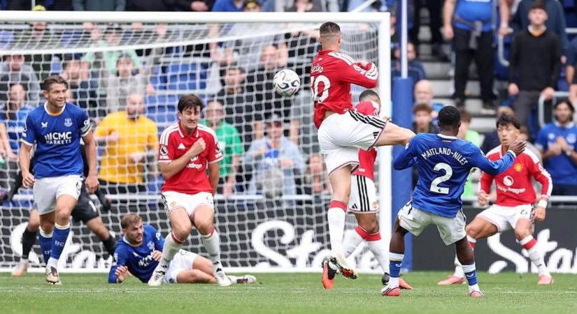 A 96. perces hatalmas góllal mentett pontot az Everton a Manchester United ellen