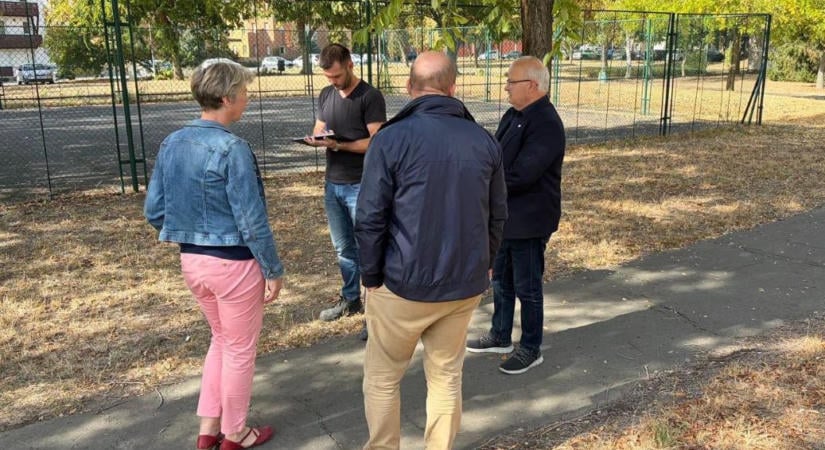 Elkezdődött a Teller Ede utcai sportpályák felújítása Pakson