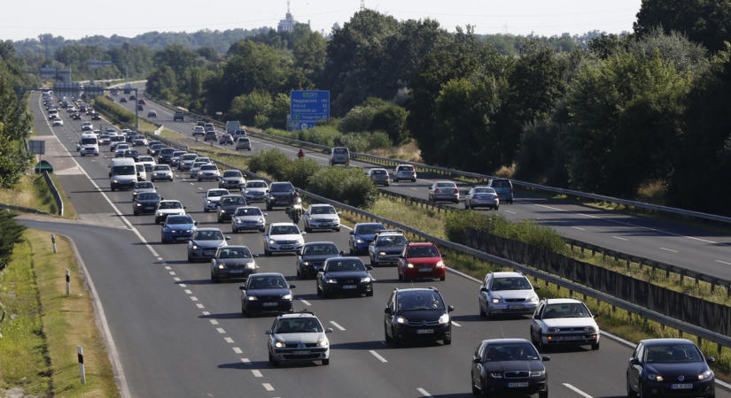 Balesetek nehezítik a forgalmat - elesett az M7, M1 és a Szentendrei út