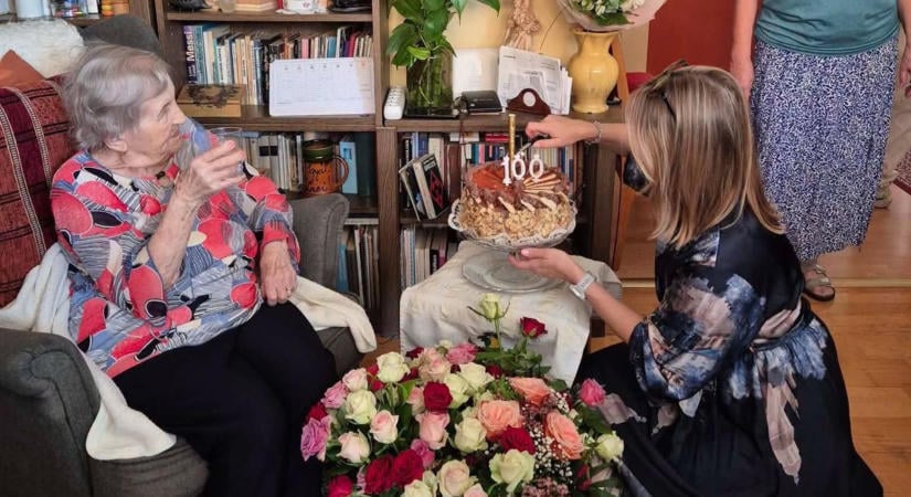 Megható történetet őriz a száz szál rózsa, amit Sarolta néni kapott 100. születésnapjára