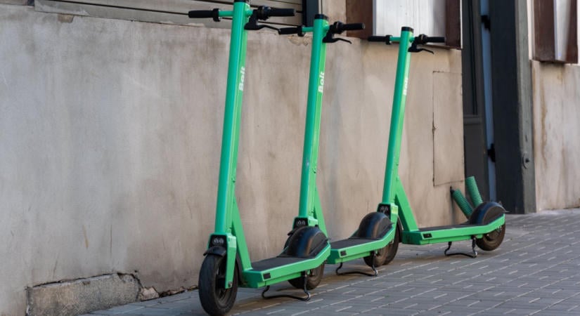 Tizennyolc év alatt tilos lehet elektromos rollert bérelni a fővárosban