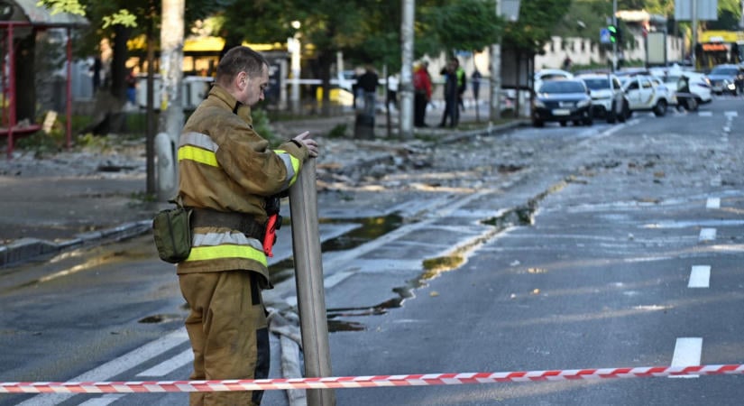 Ismételt dróncsapások érték Kijev egyik fontos hídját, teljes a közlekedési káosz