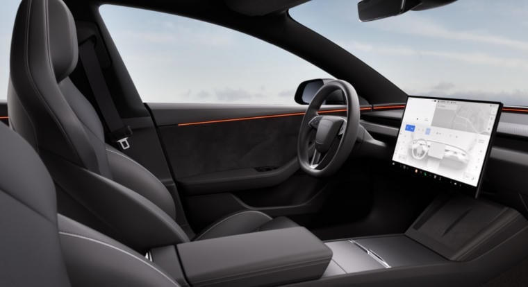 Az új Tesla 3 gyorsabban és messzebbre megy, sőt nagyobb kijelzőt is kapott