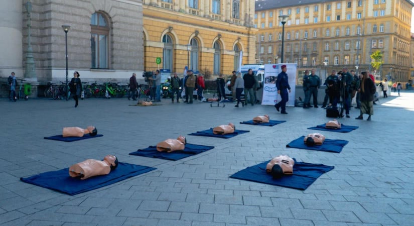 Az elsősegélynyújtás fontosságára hívták fel a figyelmet az állami szervek a Keleti pályaudvaron