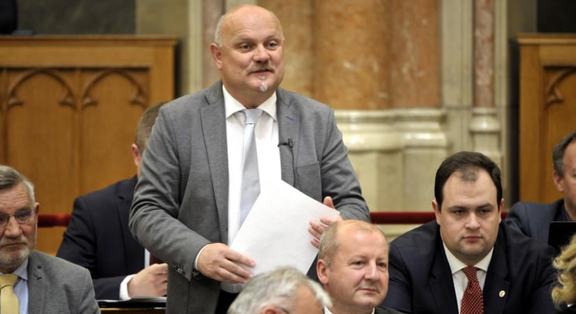 Móring József Attila amiatt panaszkodott a bíróságon, hogy a választási vereség miatt anyagi veszteség érte