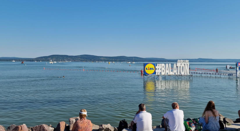 Dupla halasztás után szombaton elrajtolhat a Balaton-átúszás