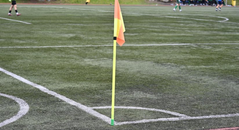 Az izraeli játékoson nevet a futballvilág: furcsa gólöröme miatt azonnal kiállították – így reagált a piros lapra