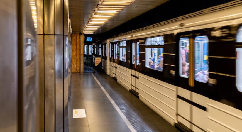 Áll a metró, mert fellökött egy utast Budapesten
