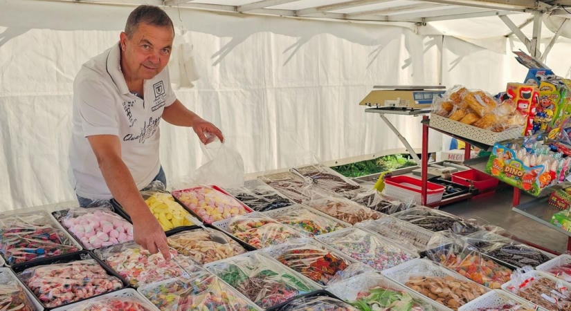 Ennyibe kerülnek a retro édességek – Tamás standja teszi édessé a vásárokat
