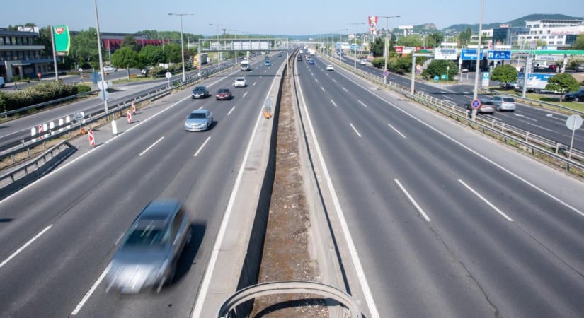 Több tízezer autósnak kell lecserélnie a rendszámát november végéig