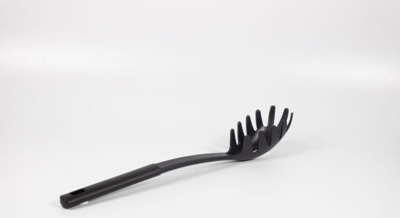 Mire való a lyuk a spagettikanál közepén?