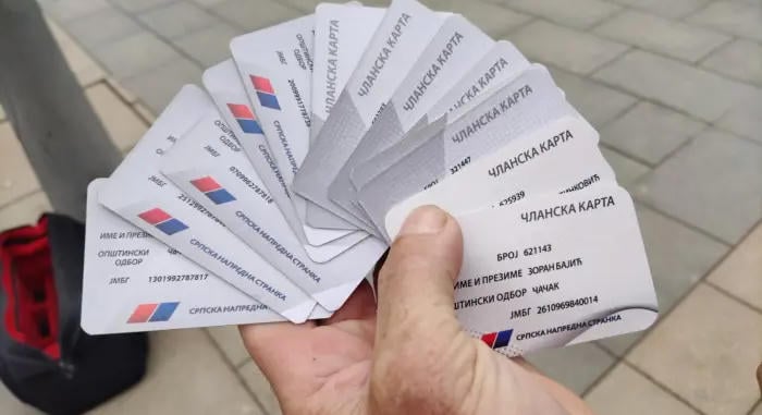 Egyetlen városban több mint 300 párttagsági kártyát adtak vissza