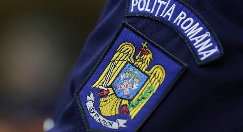 Bíróság elé állították a betörőket segítő rendőrt