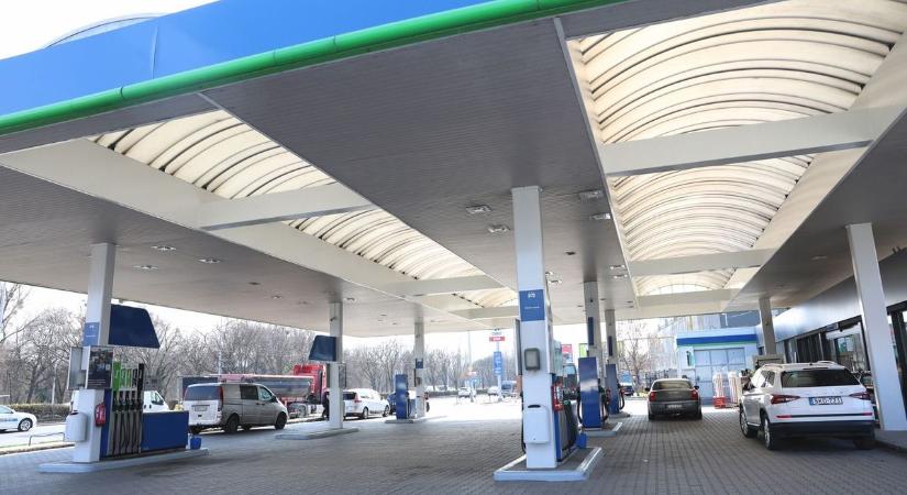 Videó! Horváth László mellett háborodott fel valaki kegyetlenül a kúton, hogy forgalmit kell mutatni az olcsó benzinért