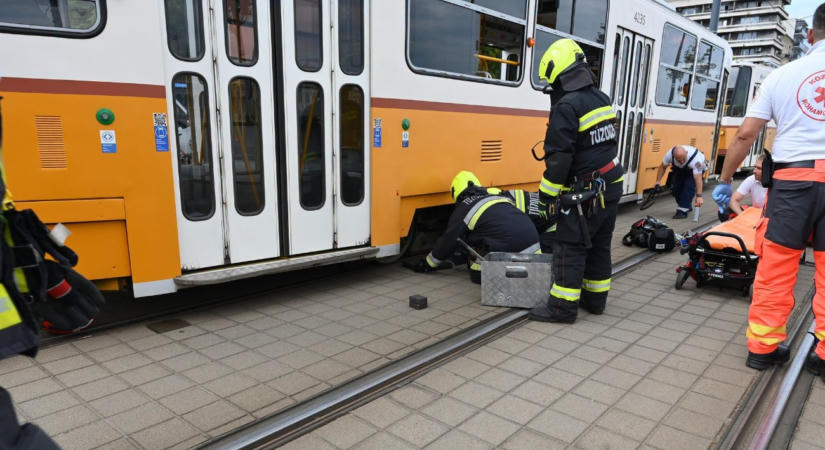Villamos alá szorult egy gyerek a Batthyány téren, feszítővágóval szabadították ki – képek