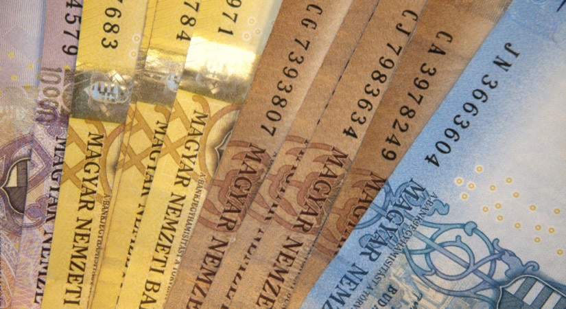 Megindult a forint a hét elején: sorsdöntő lépésre készül az MNB, nagyot szólhat a keddi bejelentés