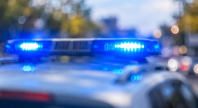 Villamossal ütközött, majd a kormányablak épületébe csapódott egy teherautó Újpesten