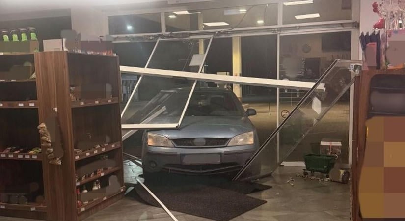 Lopott autóval zúzta szét a túrkevei benzinkutat a sofőr, akinek jogsija se volt