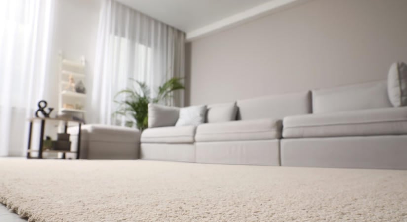 A nappali szőnyegek már nem divatosak: sokkal praktikusabb megoldás váltja őket