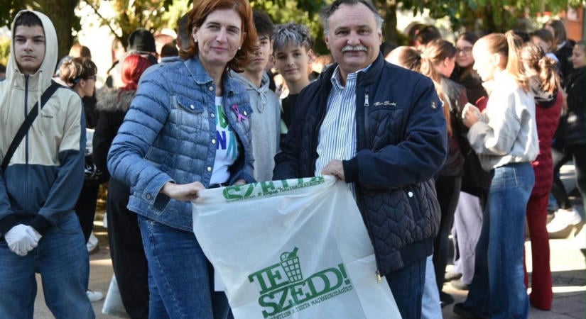 Gajdos László szemetet szedett Hajdúnánáson