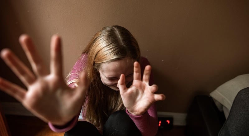 Gyerekei előtt késelte meg feleségét egy brassói férfi, majd öngyilkosságo kísérelt meg