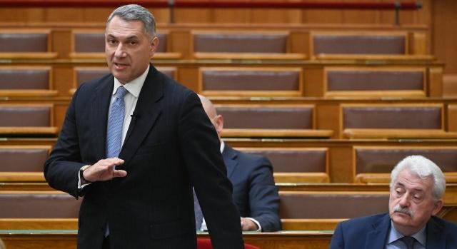 A munkásszállókon is lehetne cigarettát árulni Lázár János javaslata szerint