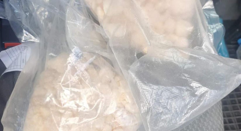 Csaknem 2 kiló kristály a görbeházi pihenőnél