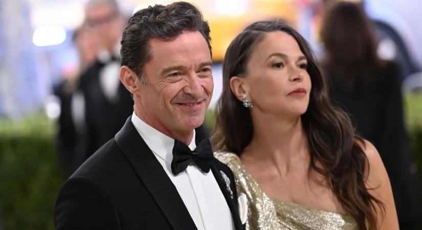Hugh Jackman barátnője félti a színészt Ryan Reynolds-tól és Blake Lively-tól