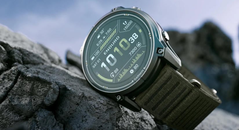 A Garmin új okosórája akár a végtelenségig mehet töltés nélkül