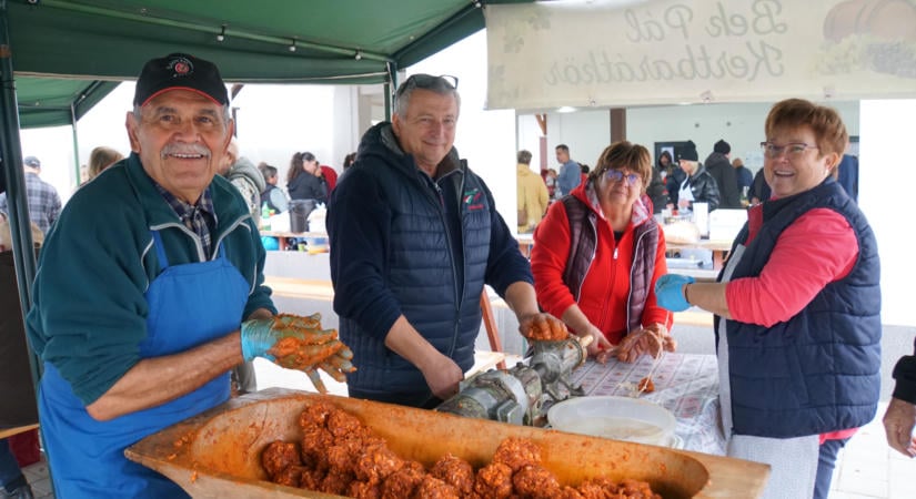 Készült a kolbász, erősödött a közösség Tégláson